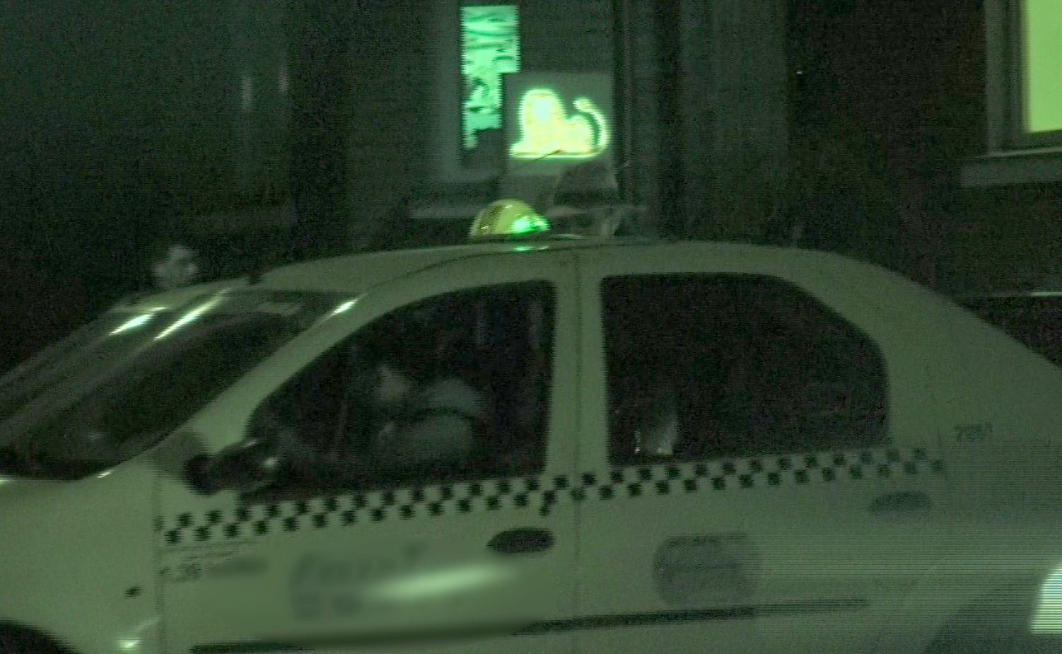 Satena urca in masina, dupa ce insotitorul ei i-a deschis portiera