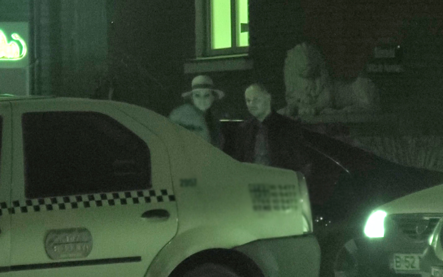 Fosta prezentatoare tv a plecat din club insotita de un barbat bine imbracat si galant