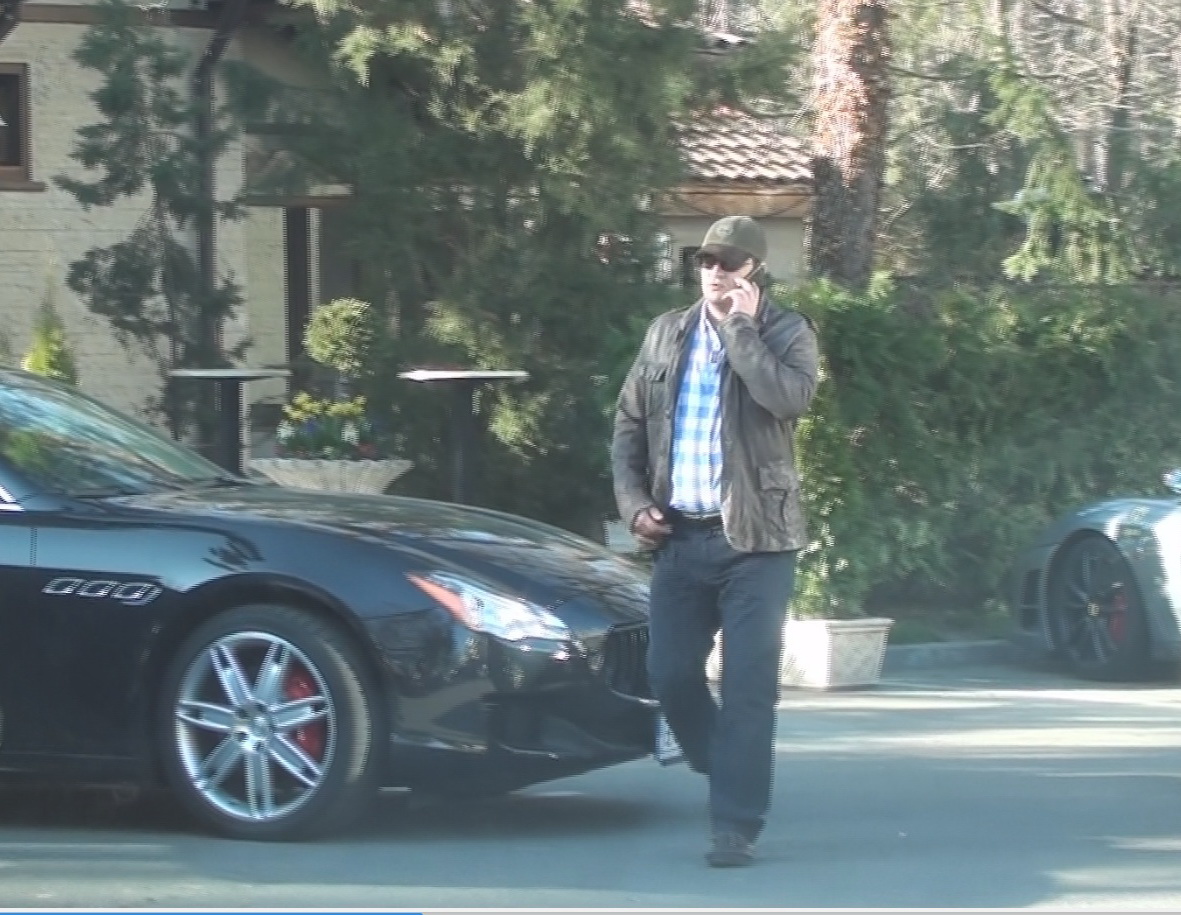 A plecat de la terasa ca sa poate vorbi linistit la telefon