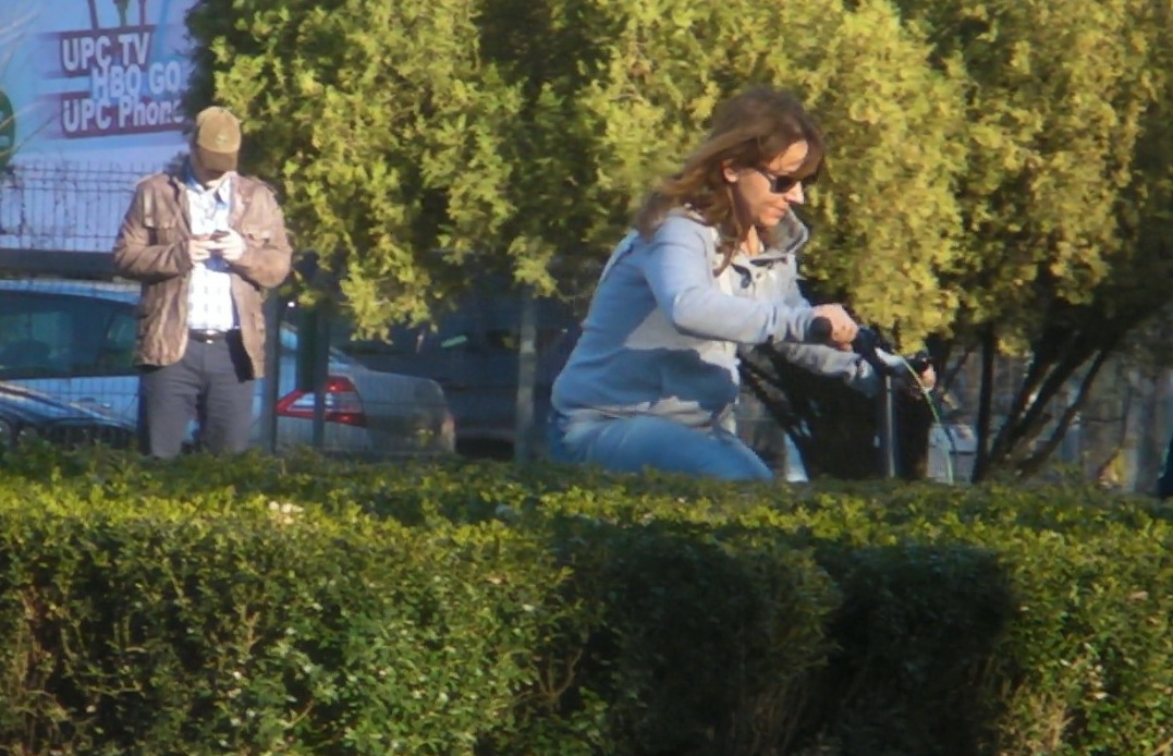 Cristina da din greu la pedale, dar Serban nu pare deloc interesat sa faca miscare