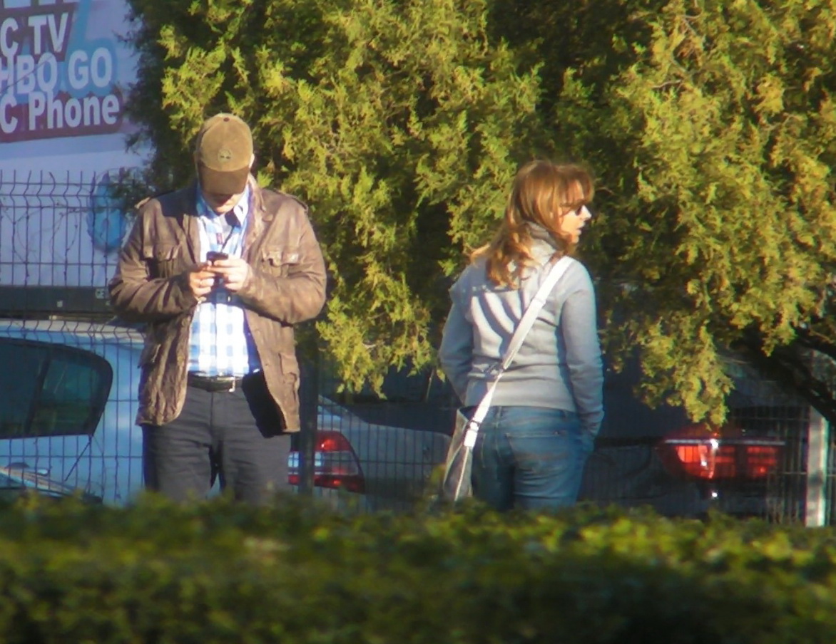 Chiar daca sotia lui a terminat plimbarea cu bicicleta, Serban nici nu o observa, fiind preocupat de telefonul mobil