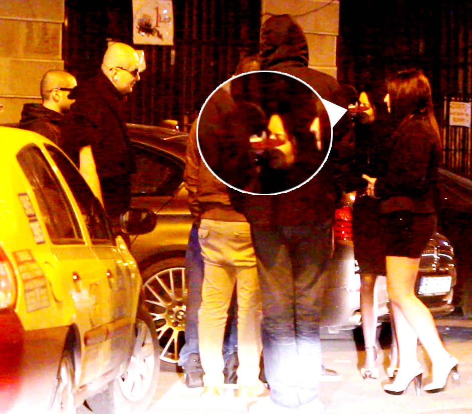 Doua brunete apetisante l-au asteptat pe Velea dupa concert ca sa-i... spuna ceva la ureche