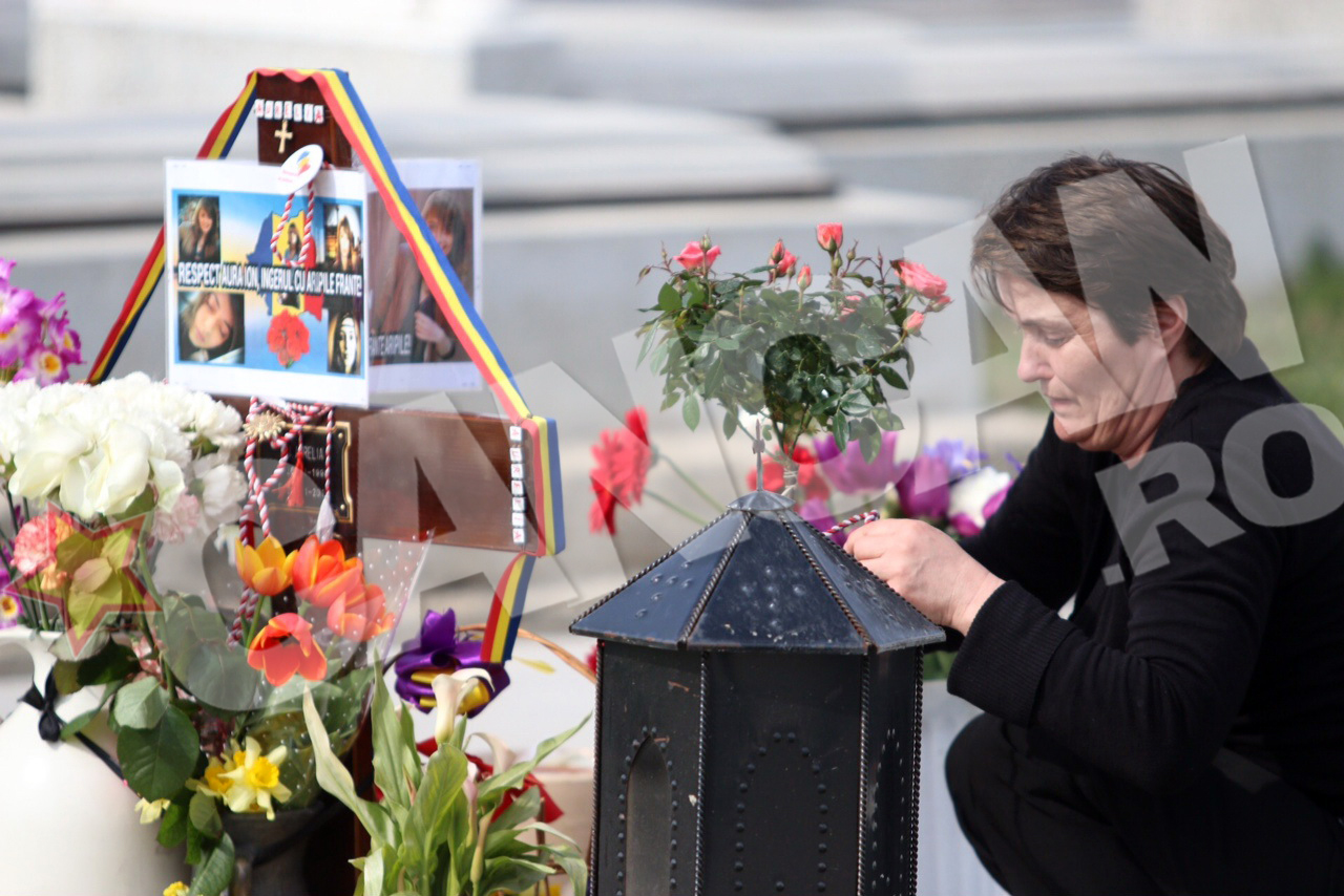 Mama Aurei i-a legat un martisor pe cruce