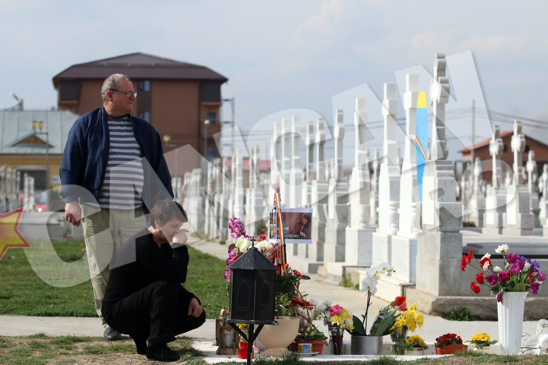 In loc sa-i ureze La multi ani, parintii au plans-o astazi la mormant