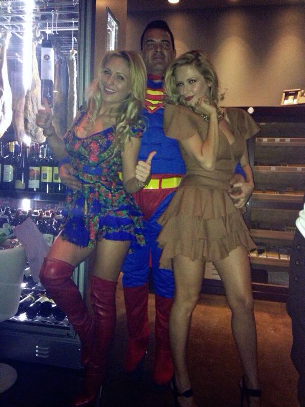 Alina si prietena ei la o petrecere