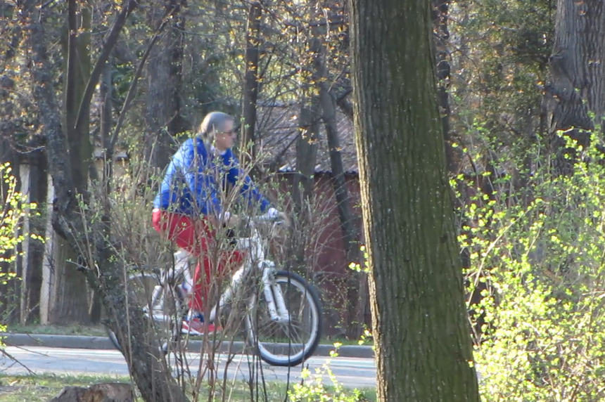 Fostul jucator de tenis le-a tinut isonul fiicelor sale si a mers si el pe bicicleta