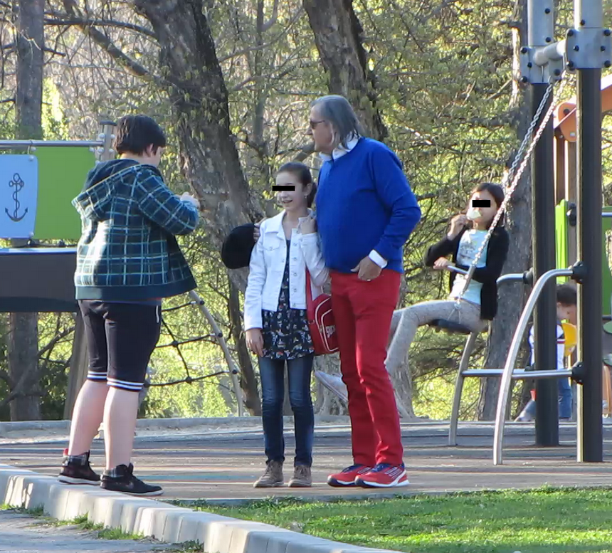 In timp ce fetitele lui se dadeau in leagane, pustii l-au asaltat pe marele sportiv sa se fotografieze cu ei