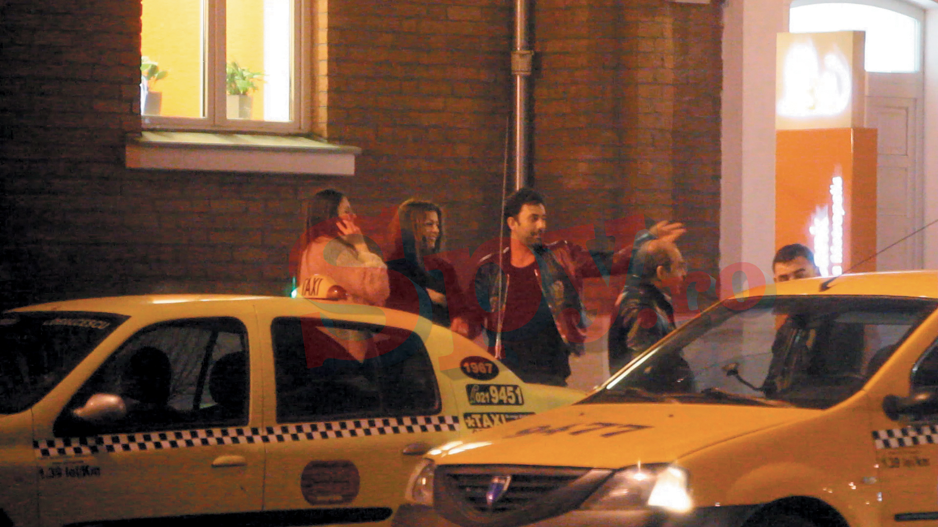 Dupa ce si-a lasat amicii, Florin a inceput sa le vrajeasca pe cele doua domnisoare, iar ele pare sa ii accepte incantate avansurile