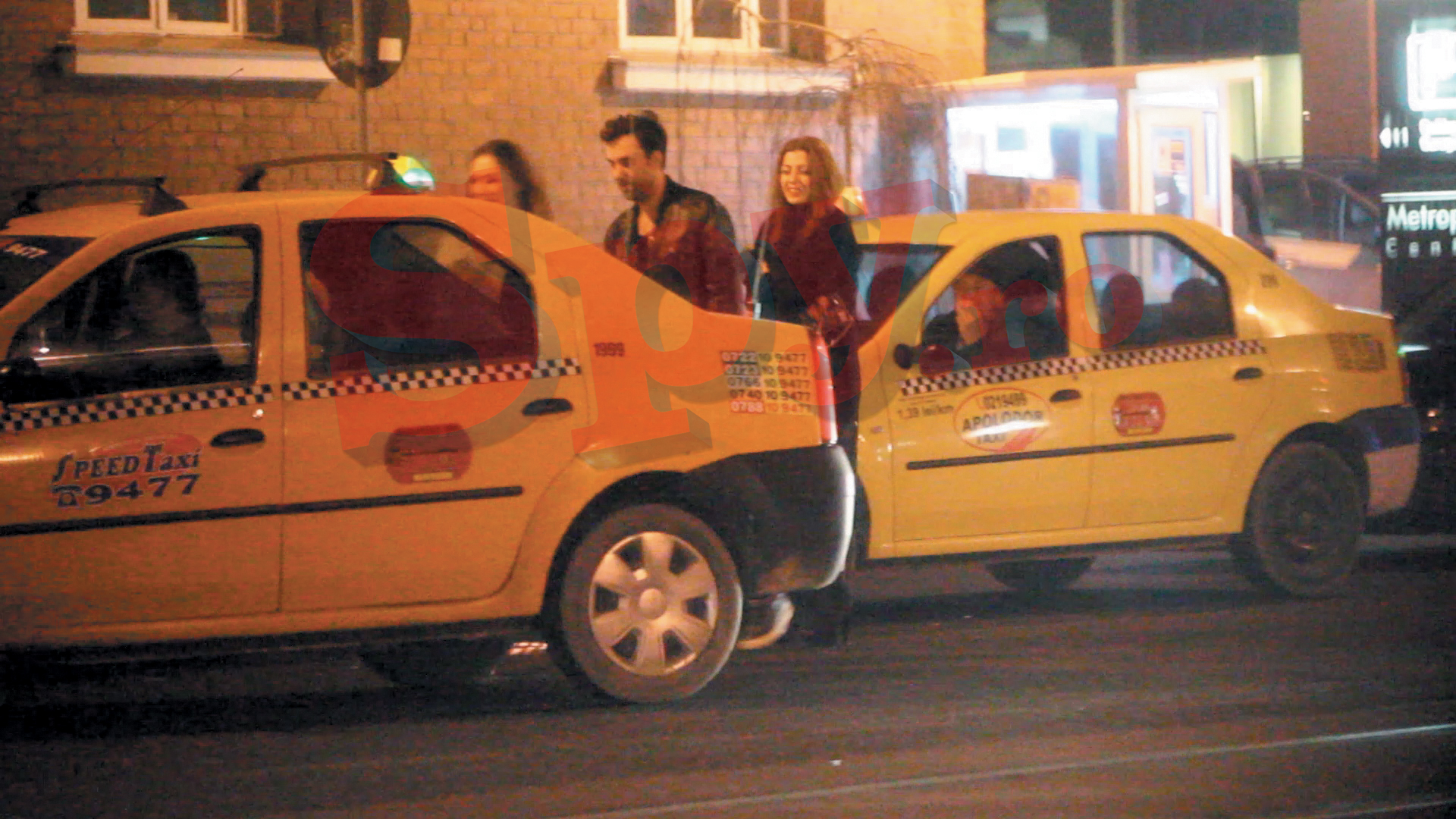 Dapa cateva minute de negocieri, sotul Ralucai urca alaturi de cele doua gazele intr-un taxi