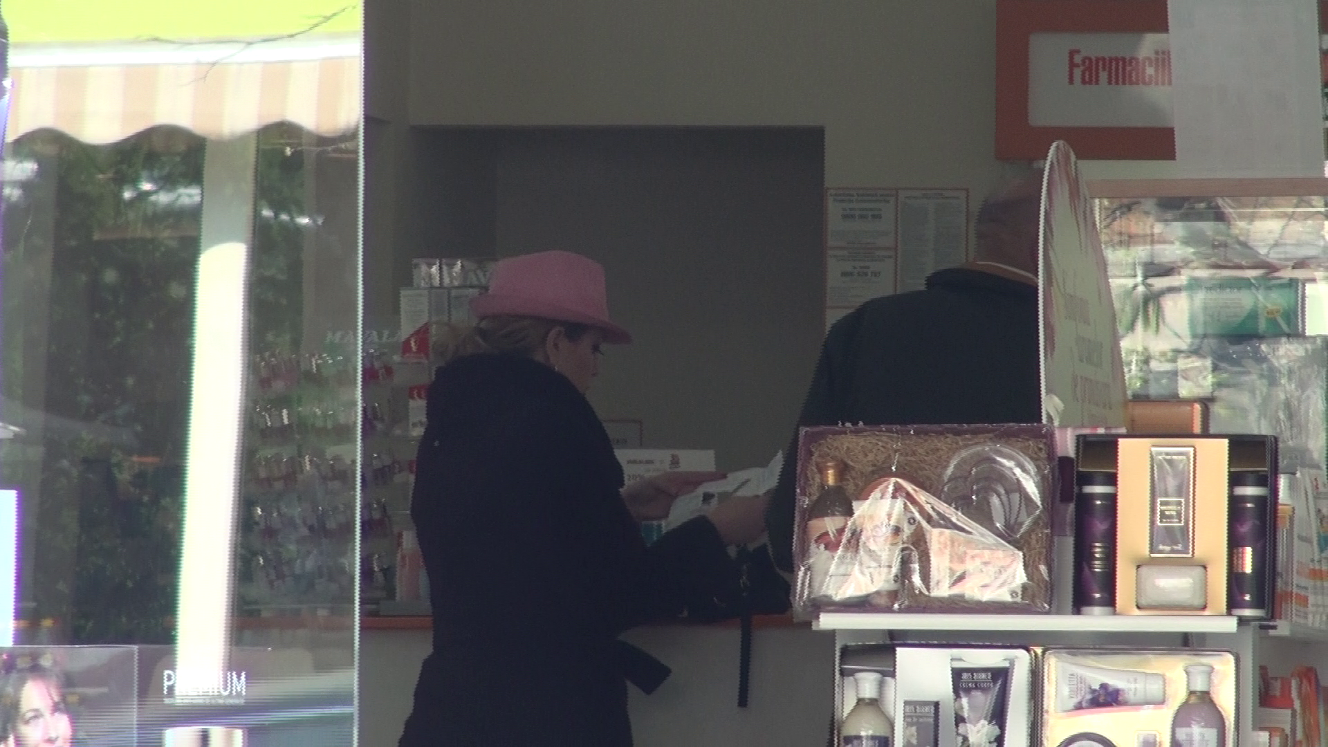 Oana studiaza cu atentie reteta data de medici