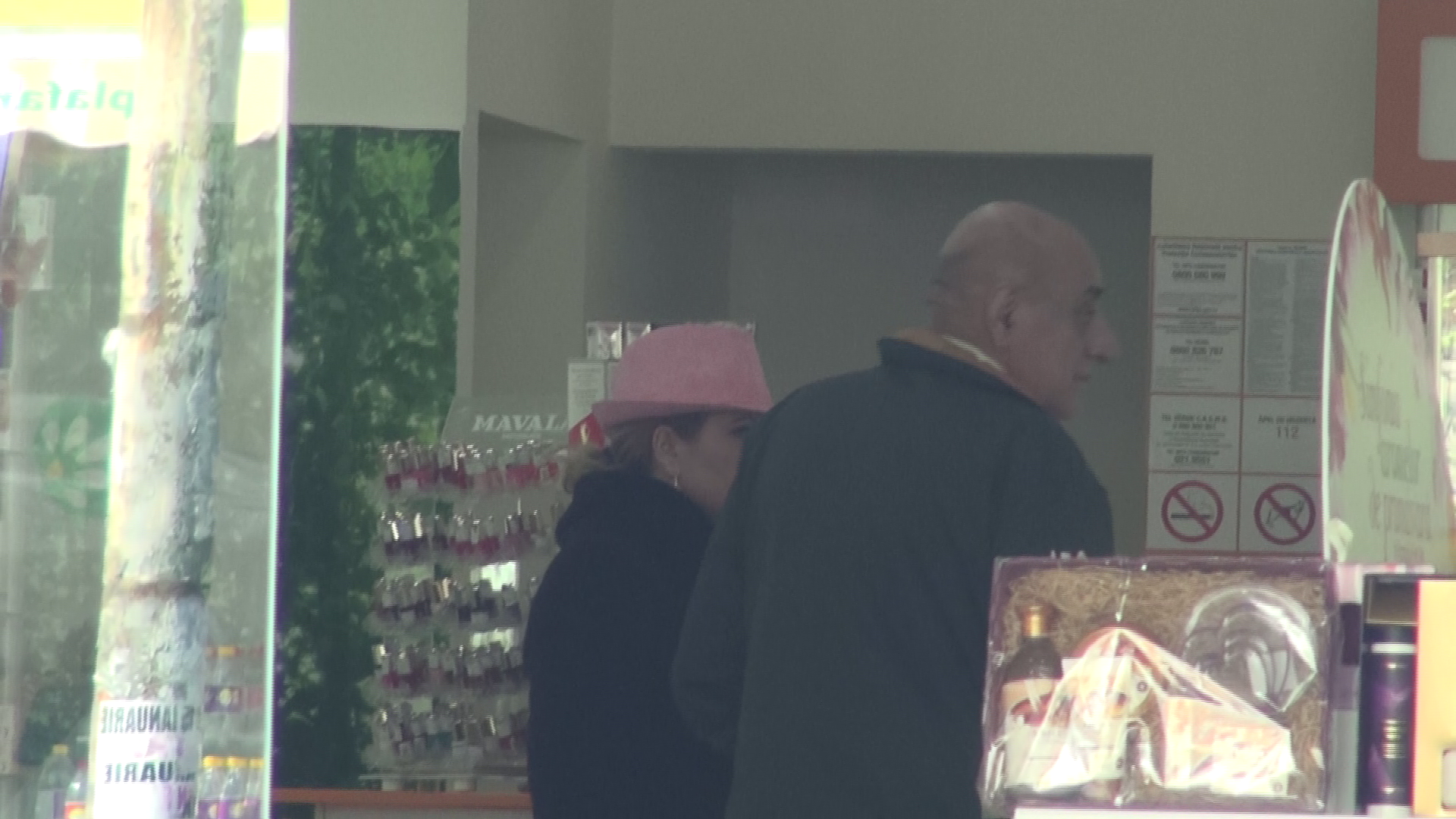 Cei doi soti asteapta ca farmacista sa le aduca medicamentele