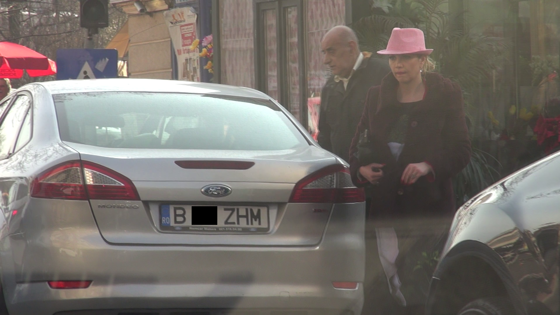 Palaria vesela pe care Oana o purta contrasta cu starea ei, blonda afisand o tristete profunda