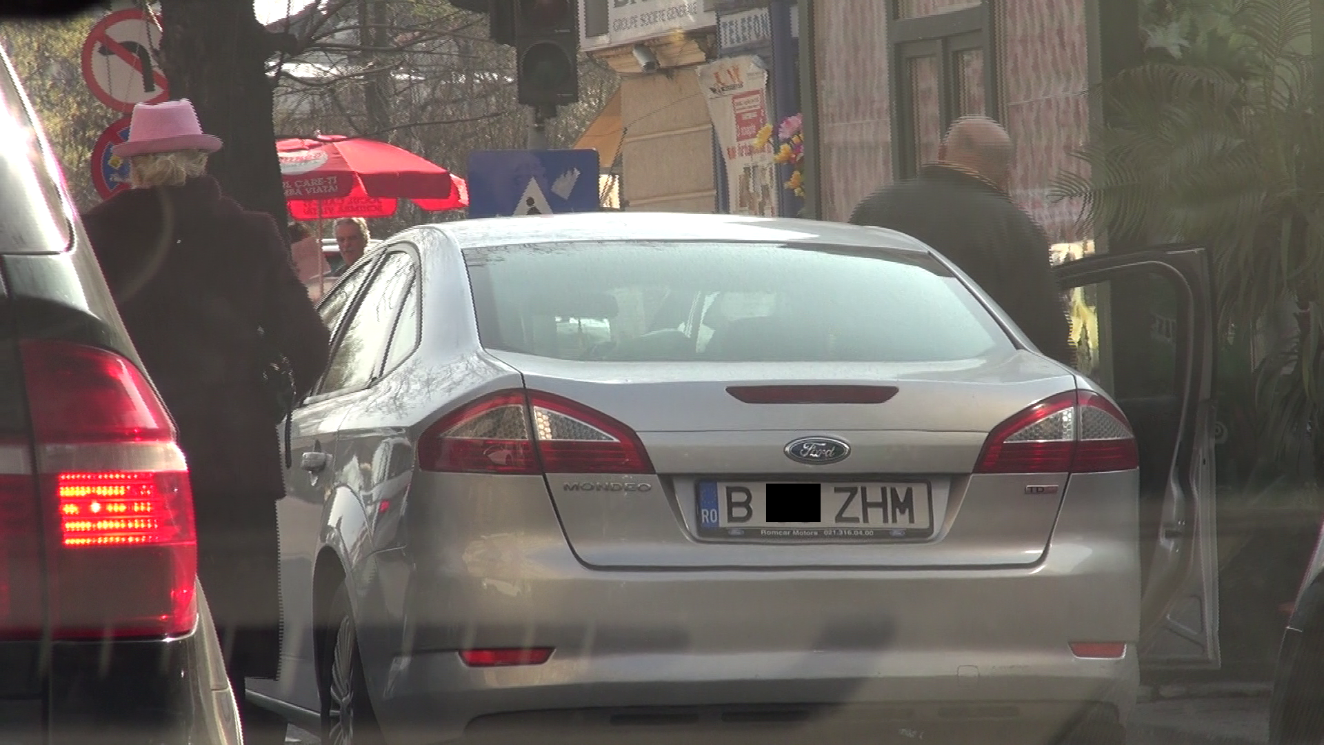 Oana a urcat la volan, iar sotul ei a ocupat scaunul din dreapta