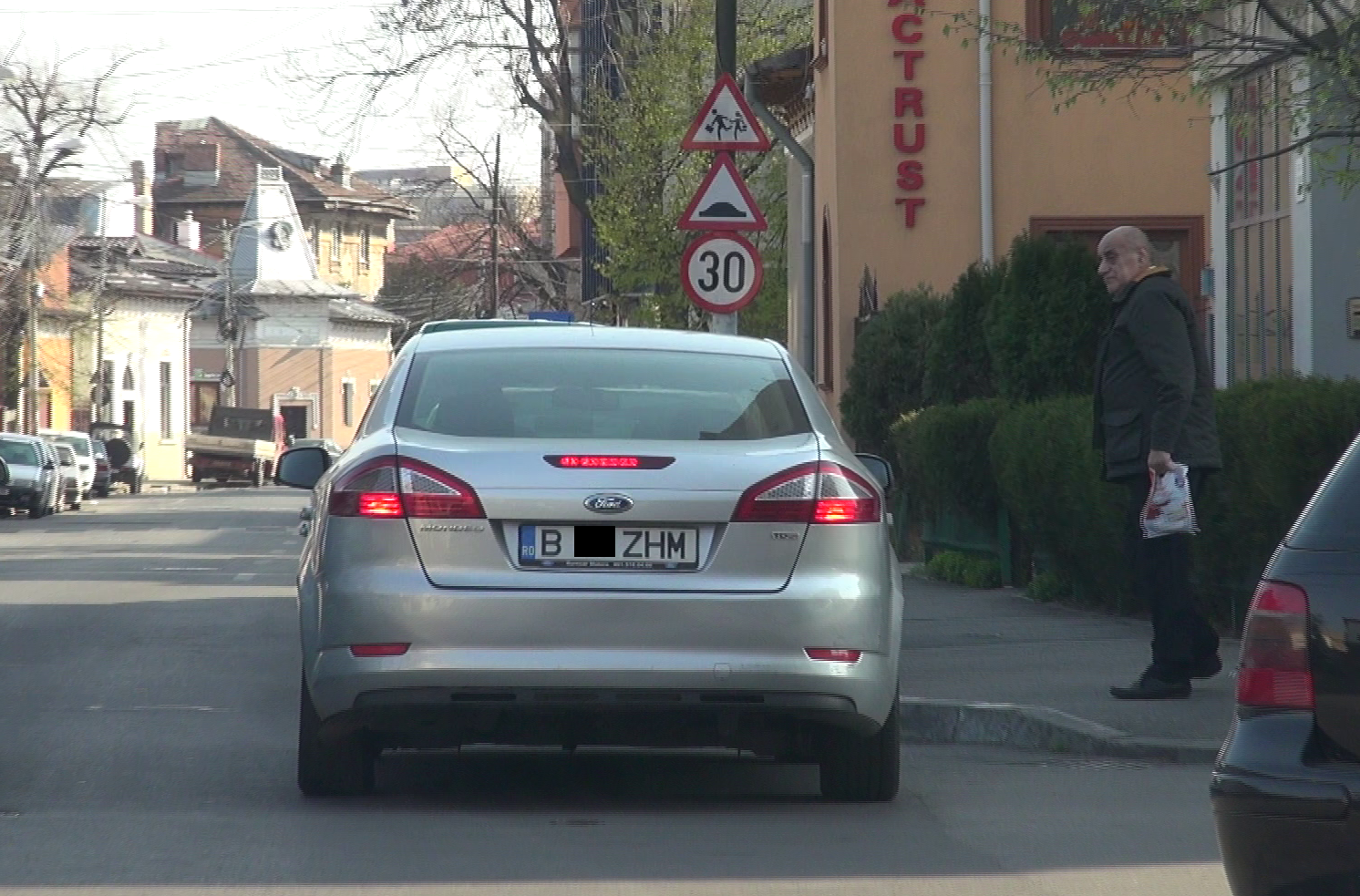 Viorel Lis si-a asteptat sotia sa coboare din masina, dar pentru ca aceasta a mai intarziat, el a luat-o inainte