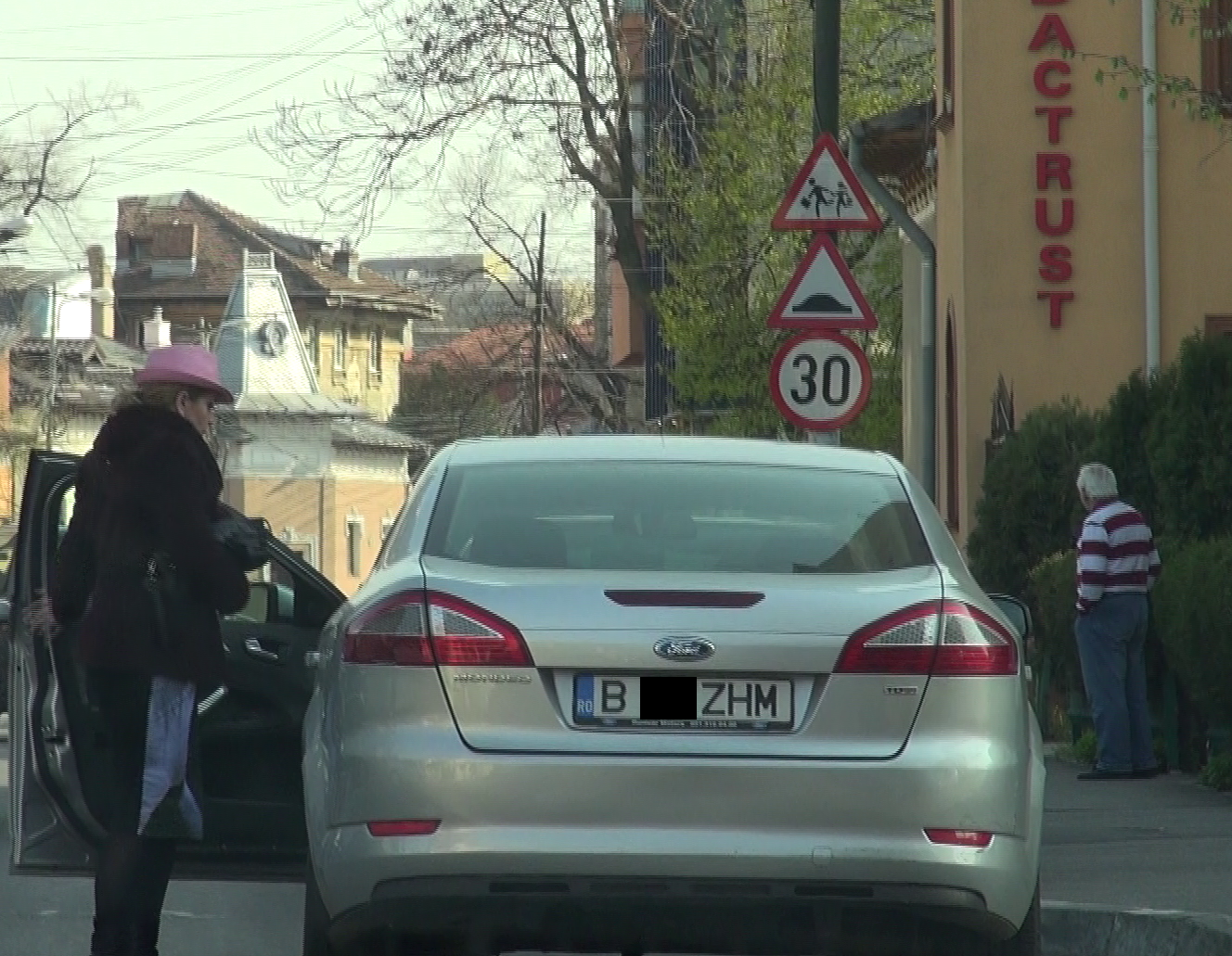 Oana s-a dat jos din masina la cateva minute in urma sotului ei