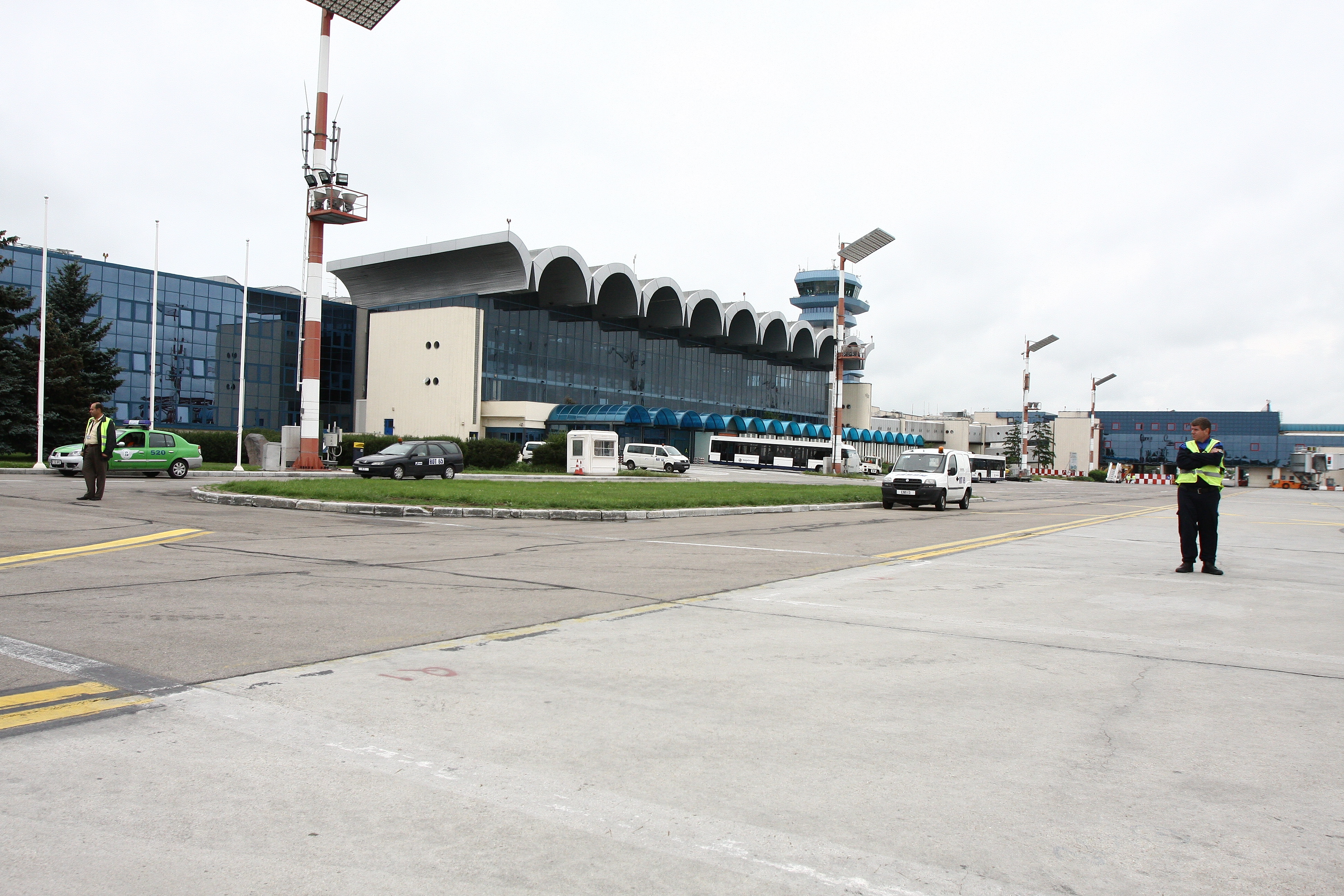 Barbatul a trecut prin punctul de control acces de securitate P1