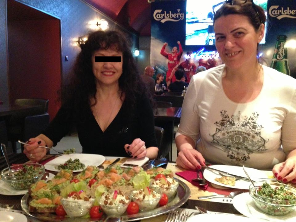 Oana Cornu petrece cu prietenele ei ca in perioada de burlacie