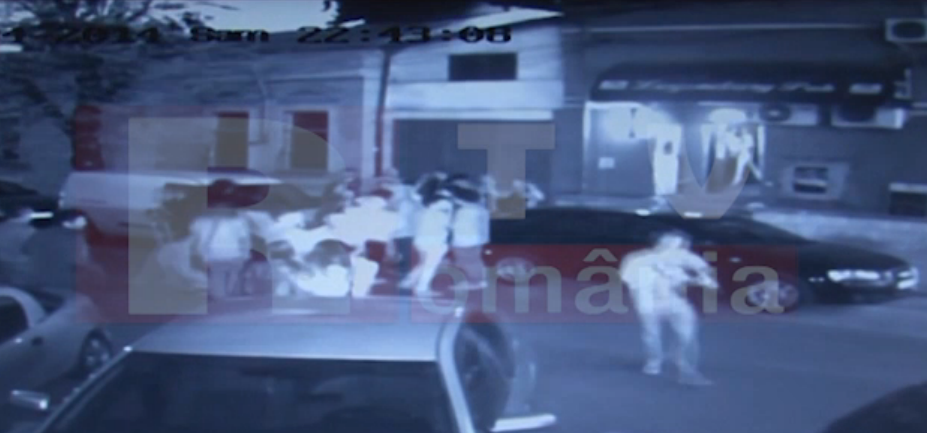 Peste 100 de oameni au fost evacuati din club (foto:romaniatv)