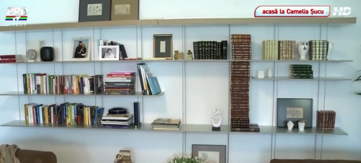 Toata casa este plina de fotografii cu poze ale fetelor Cameliei