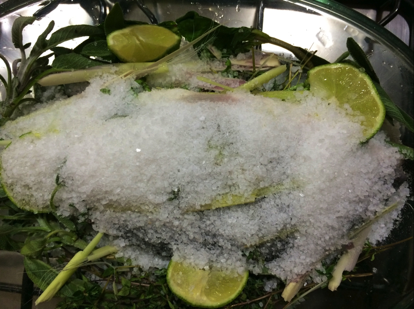 Dorada cu ierburi pe pat de sare este un preparat delicios, perfect pentru Dezlegarea la peste