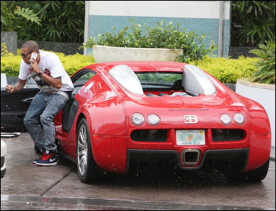 Chris Brown conduce un Buggati (foto:globalgrind.com)