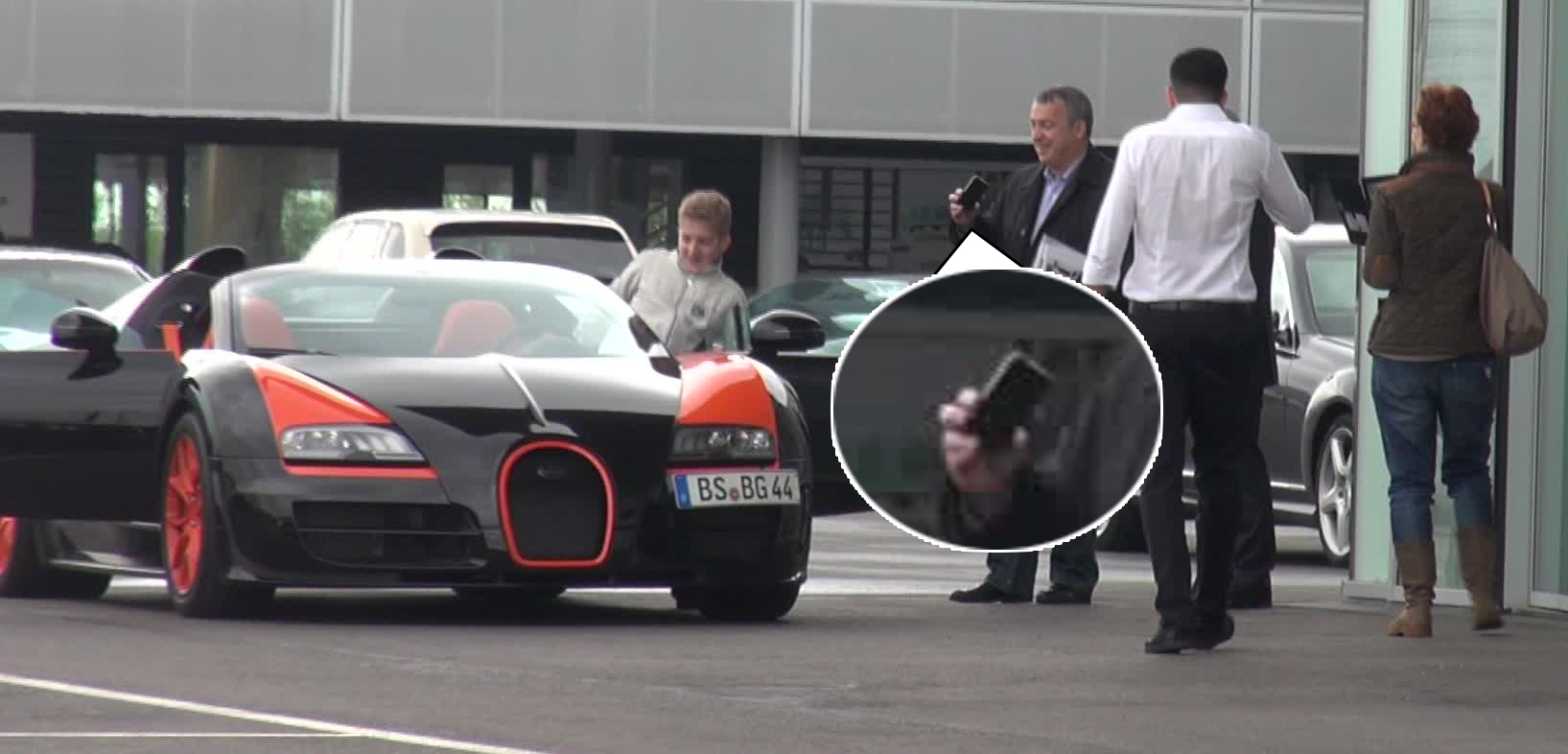 Fascinati de bolid, cei care se aflau in zona au inceput sa pozeze masina