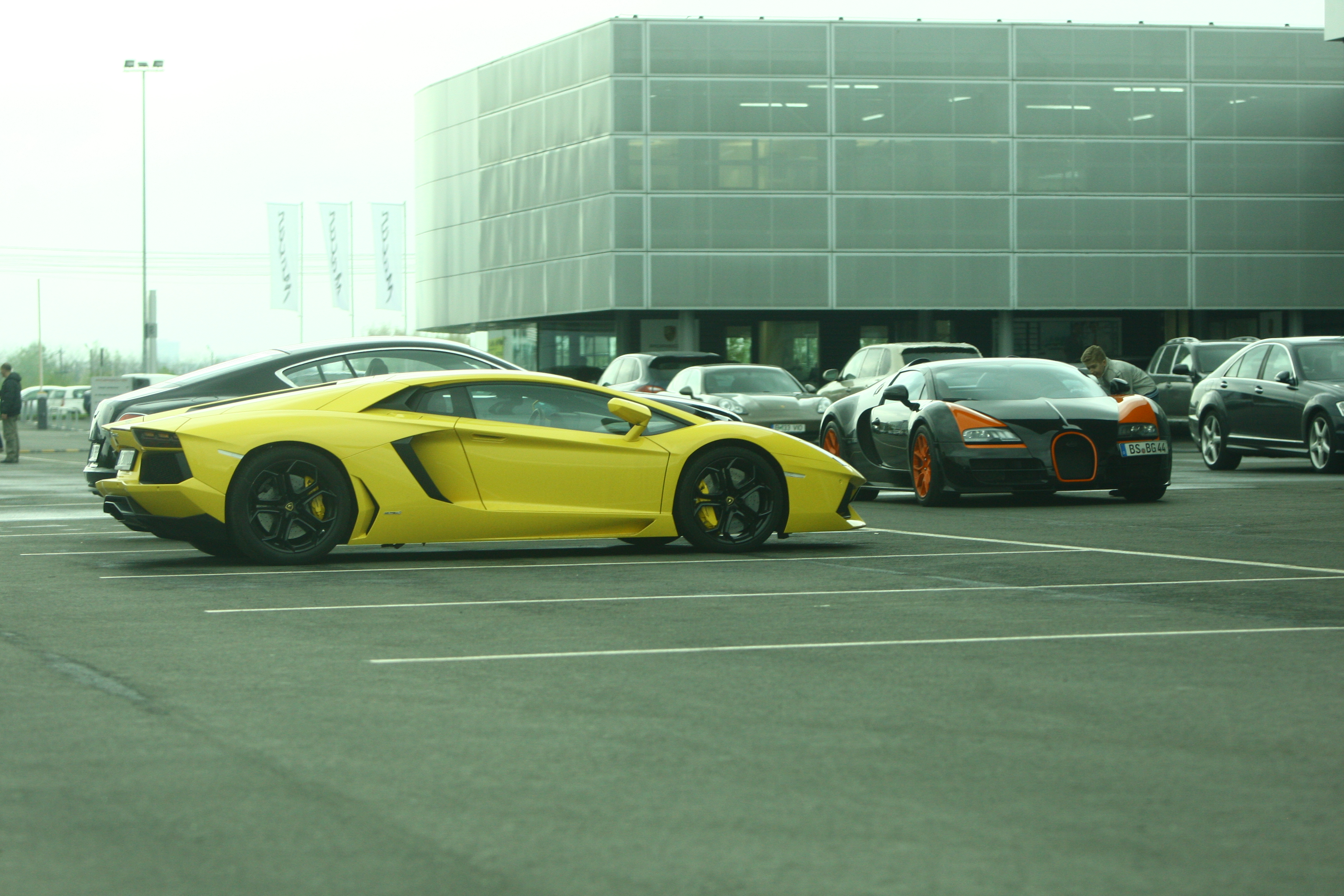 Dupa aproape doua ore, Nicorescu a adus masina la reprezentanta auto si a parcat-o langa Lamborghini-ul sau