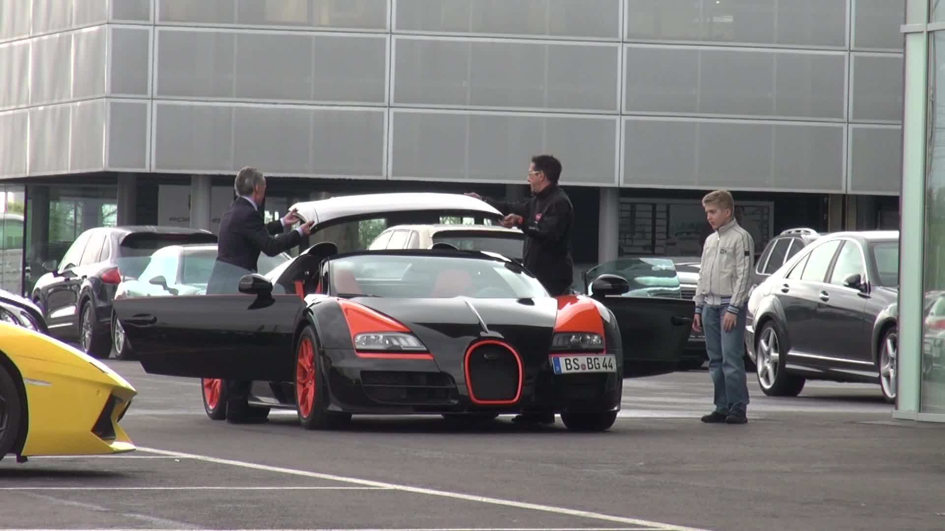 Cei de la reprezentanta decapoteaza masina de aproape 2 milioane de euro