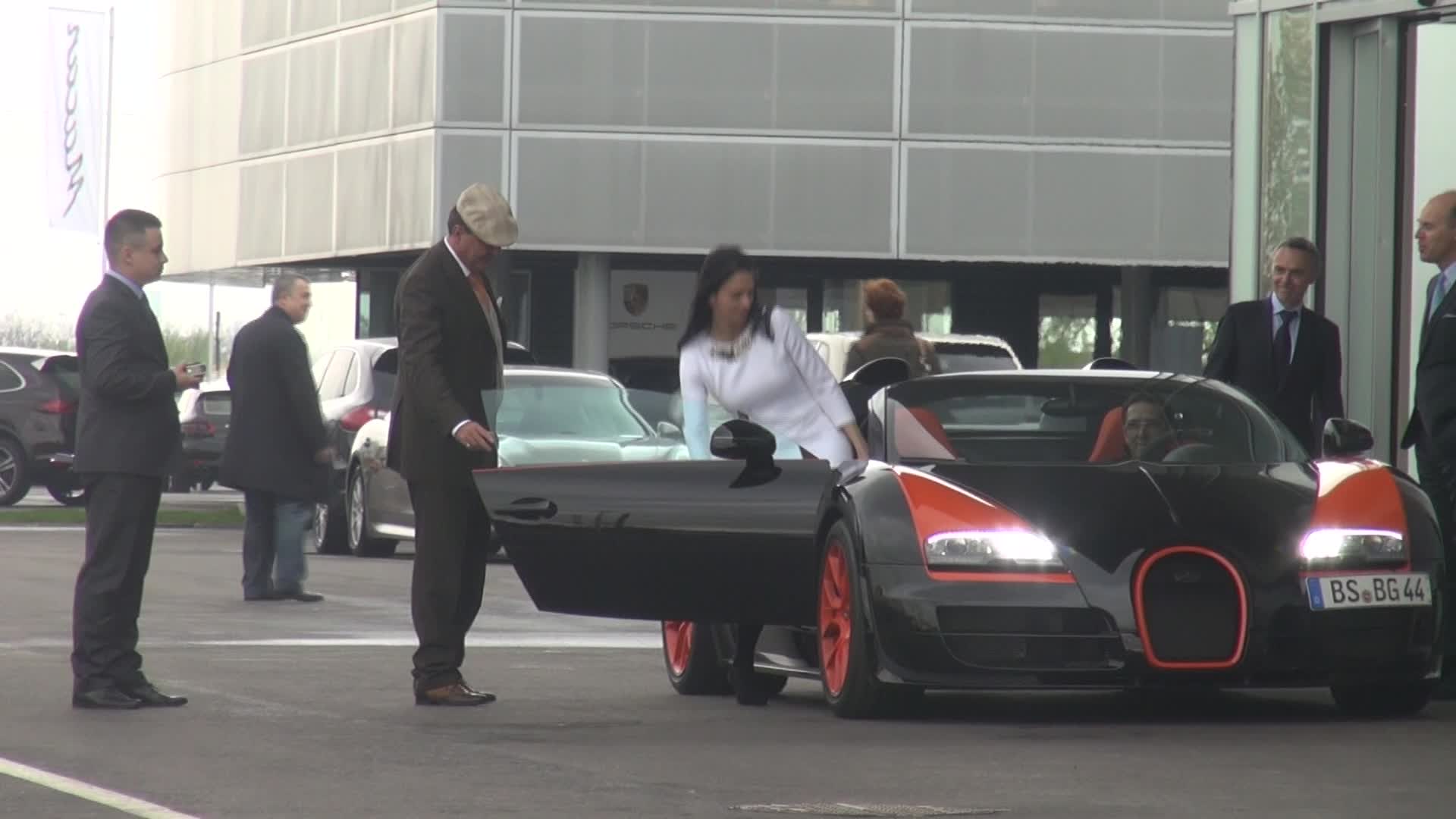 Si domnisoara a tinut sa se plimbe cu bolidul