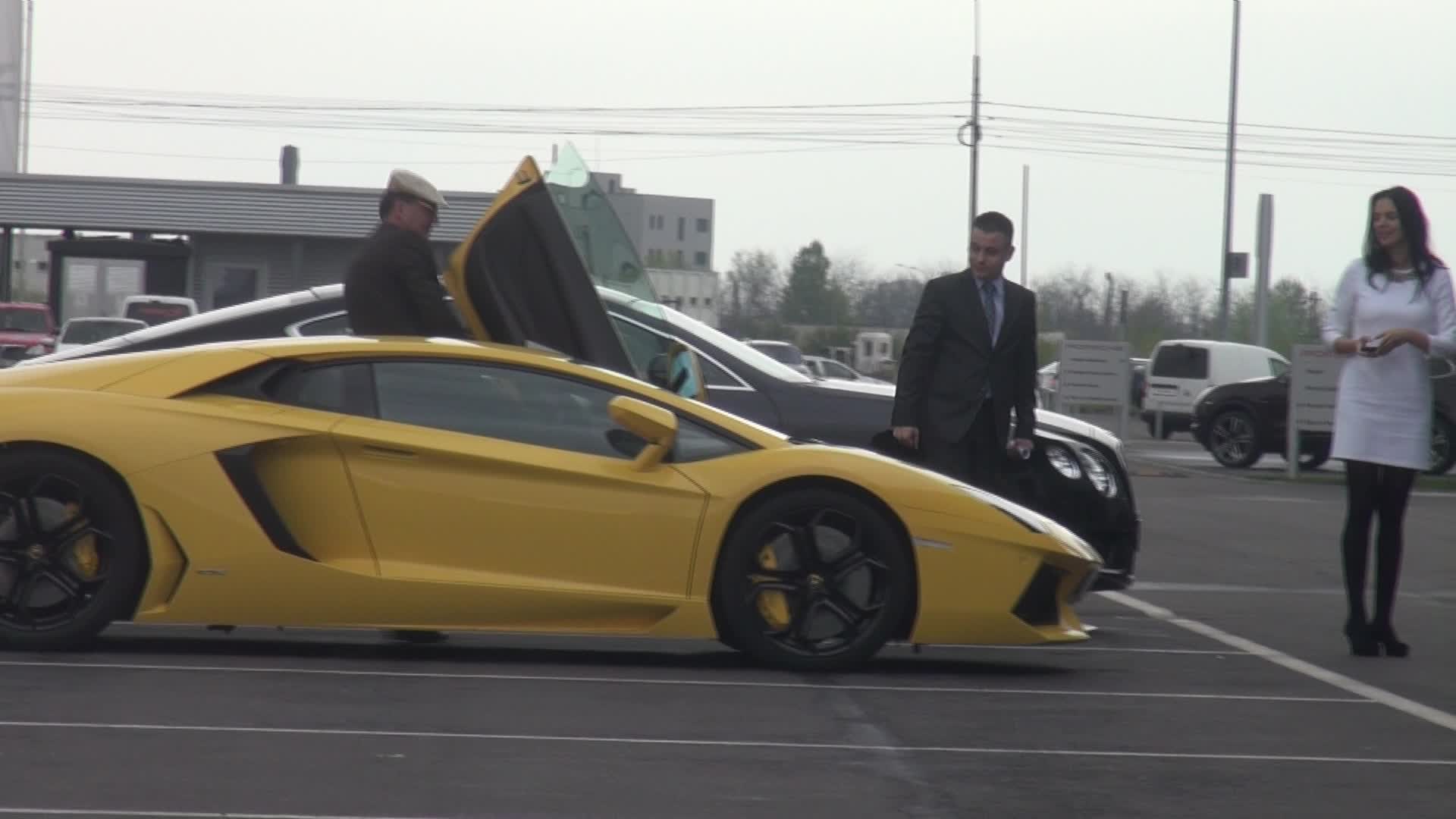 Dan Nicorescu se suie in Lamborghini-ul sau