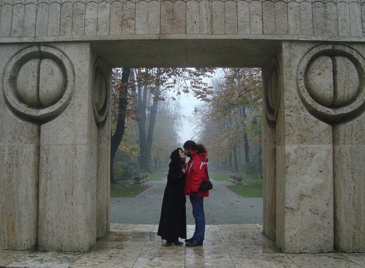 Deoutatul si iubita sa la Poarta Sarutului (foto:facebook)