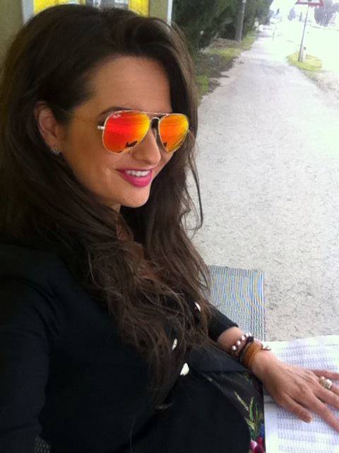 Adela s-a laudat cu inelul primit de la iubitul ei