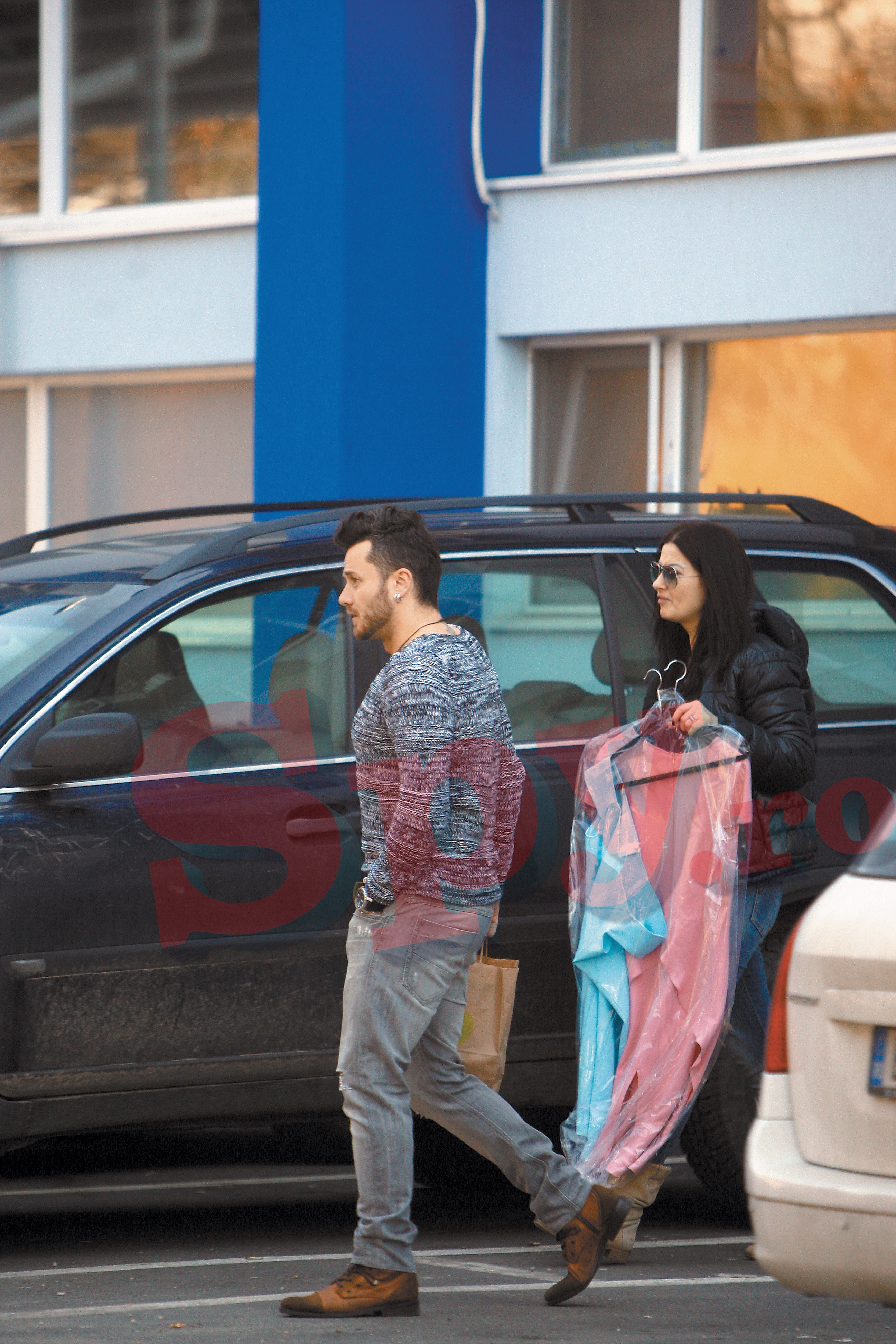 Tavi s-a oferit sa-i care sacosa iubitei sale