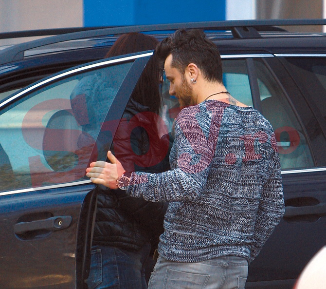 Ca un gentleman, Tavi i-a deschis portiera iubitei sale