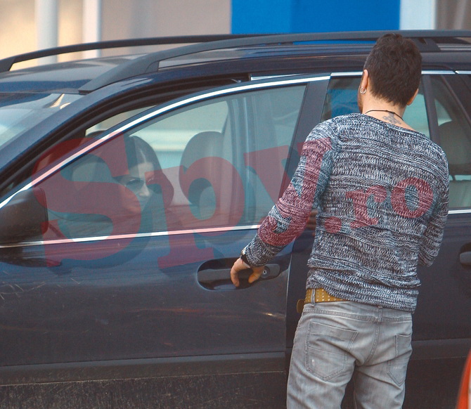 Ca un gentleman, Tavi i-a deschis portiera iubitei sale