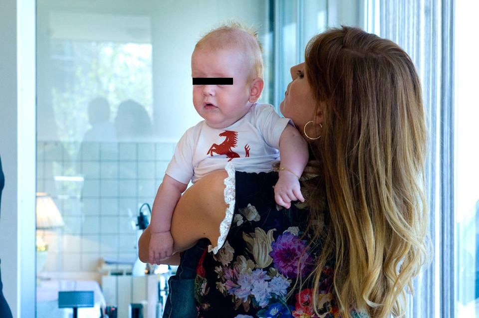 Top modelul se descurca foarte bine in rolul de mamica