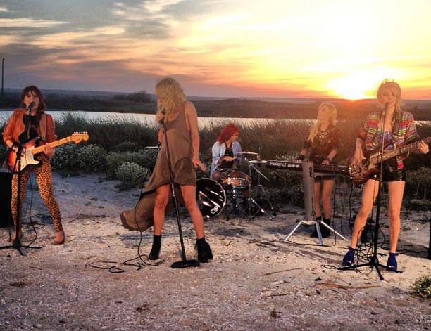 Cel care a pus bazele formatiei Blaxy Girls este Costi Ionita