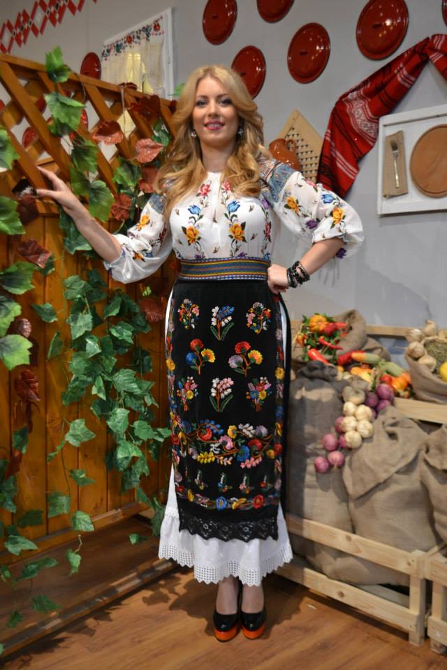 Ca sa slabeasca, artista mananca rondele de rechin la gratar