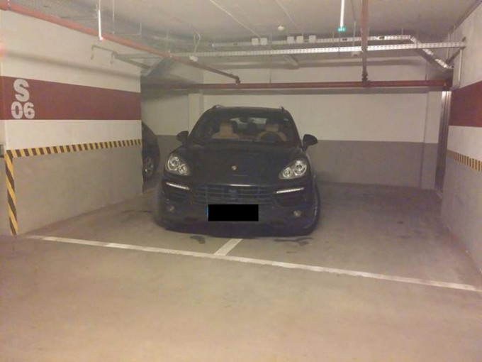 Masina a fost pusa pe doua locuri de parcare