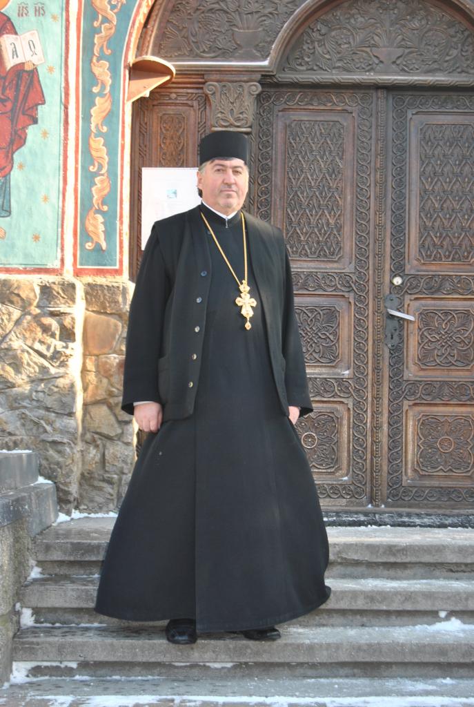 Parintele Mircea Nutu stie mai multe cazuri disperate, care si-au gasit rezolvare dupa ce oamenii s-au rugat la Icoana Maicii Domnului