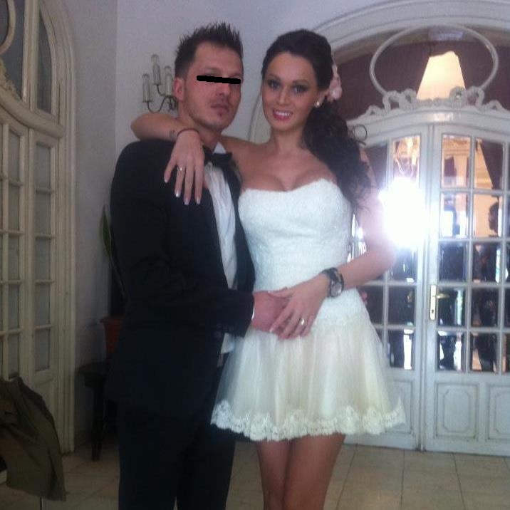 Ana Nicoleta si Seby, sotul sau, dupa ce au ridicat certificatul de casatorie de la Primaria Sectorului 3