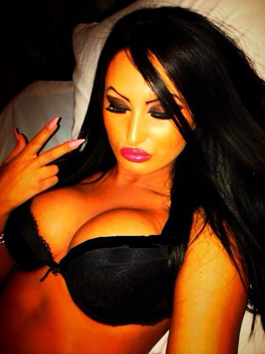 Date fiind atuurile fizice ale brunetei, este lesne de inteles de ce manelistul nu i-a putut rezista