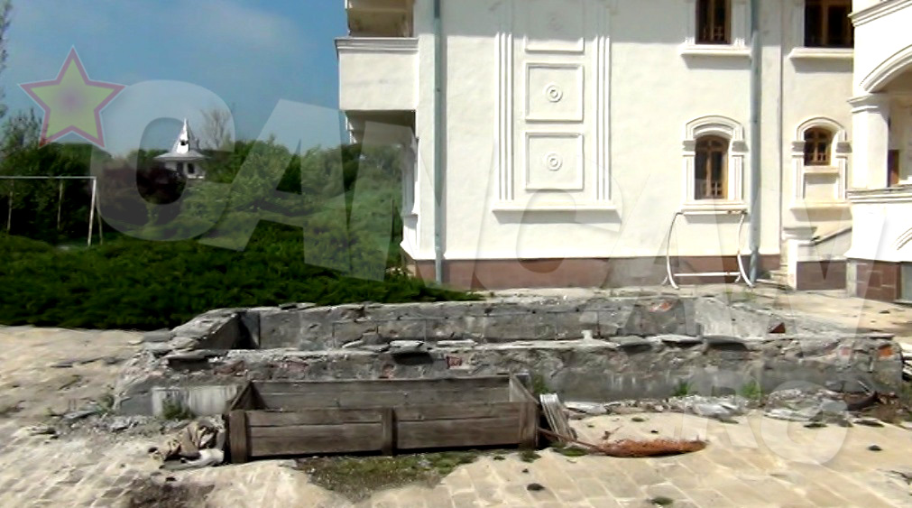 Piscina arata ca dupa un atentat