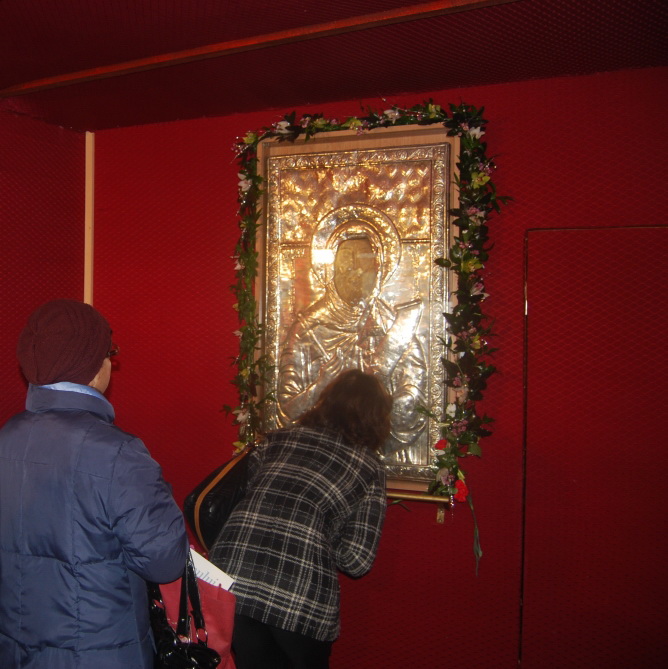 Dorintele credinciosilor care se roaga la icoana se implinesc