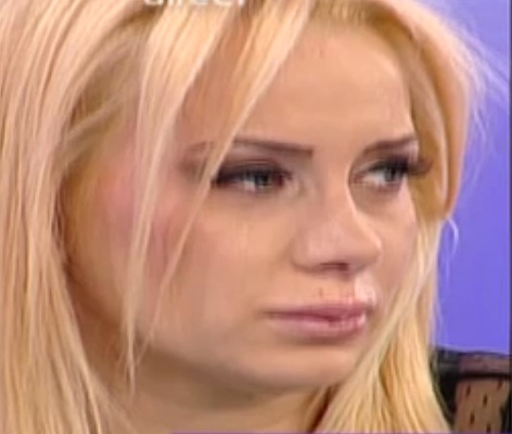 Simona Trasca se roaga la Biserica Sfantul Anton