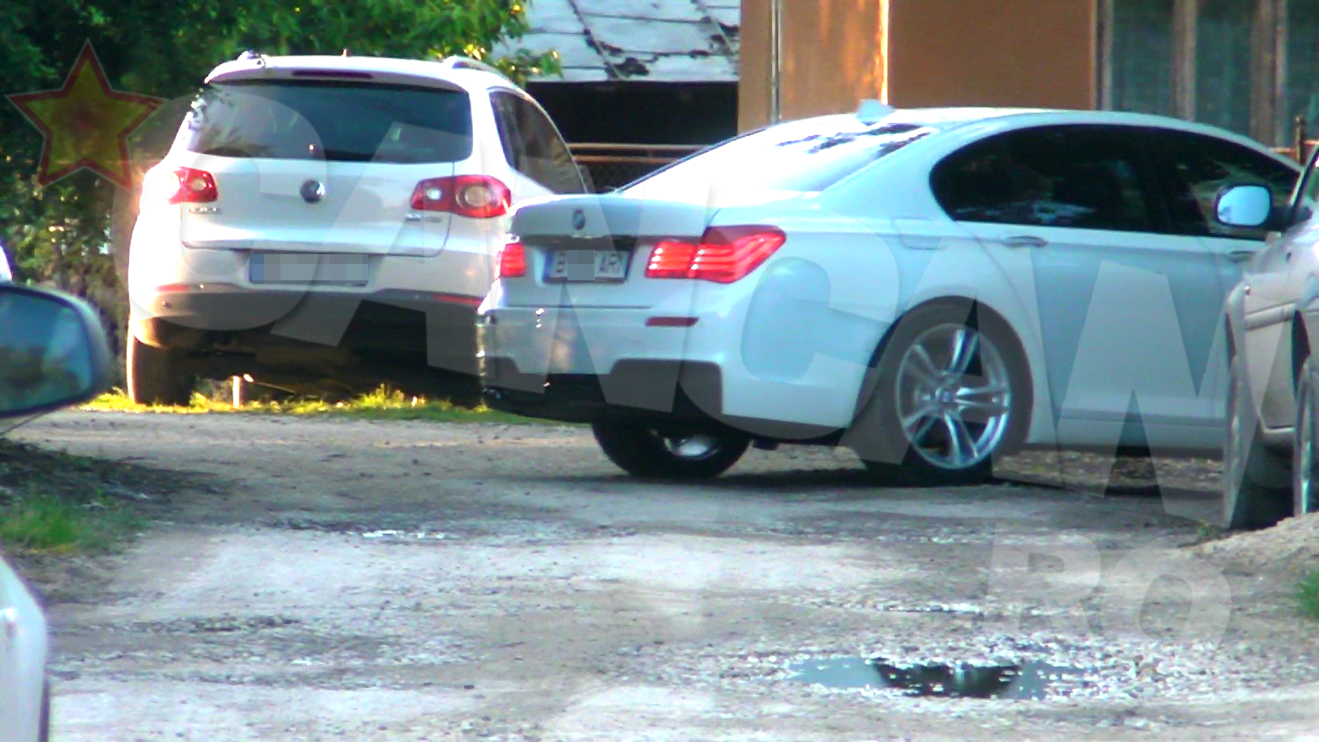 Preotul si-a parcat BMW-ul langa Volkswagen-ul Tiguanpe care-l conduce sotia sa