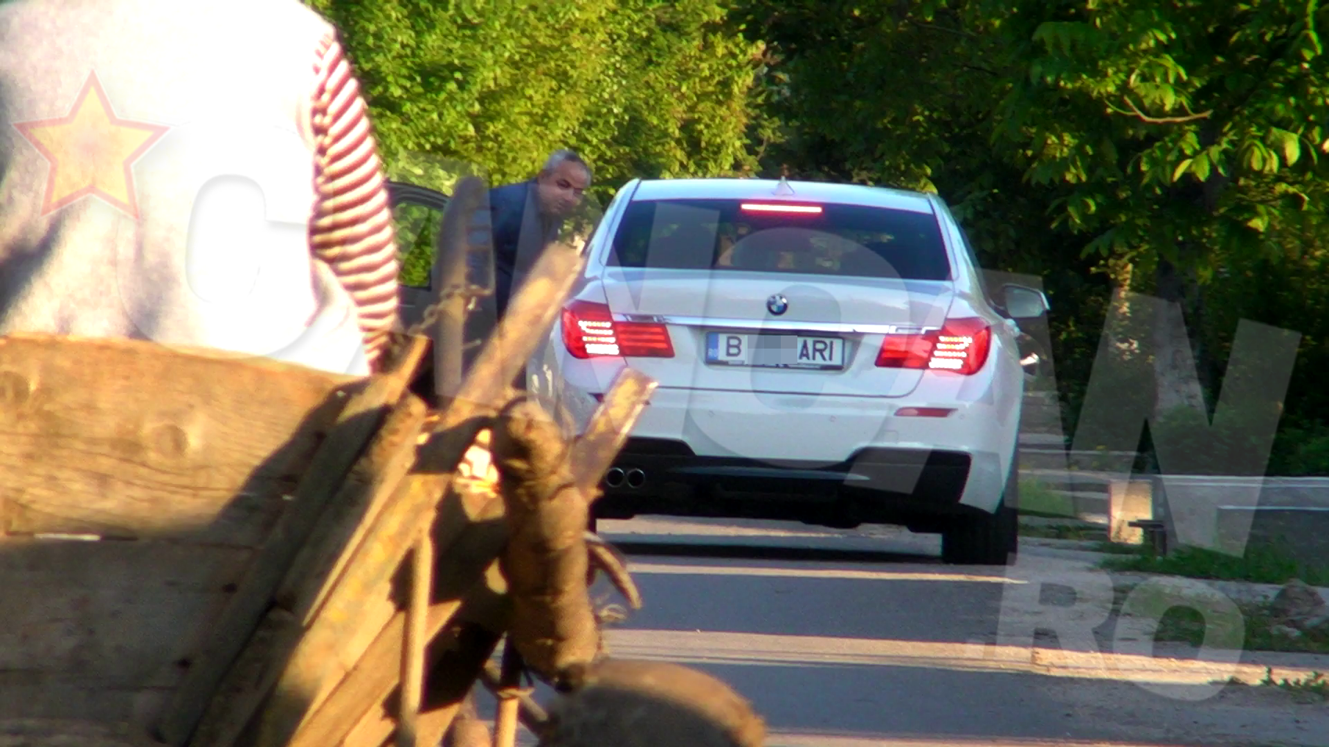 Parintele Robertino Oprea s-a oprit sa stea de vorba cu un enorias