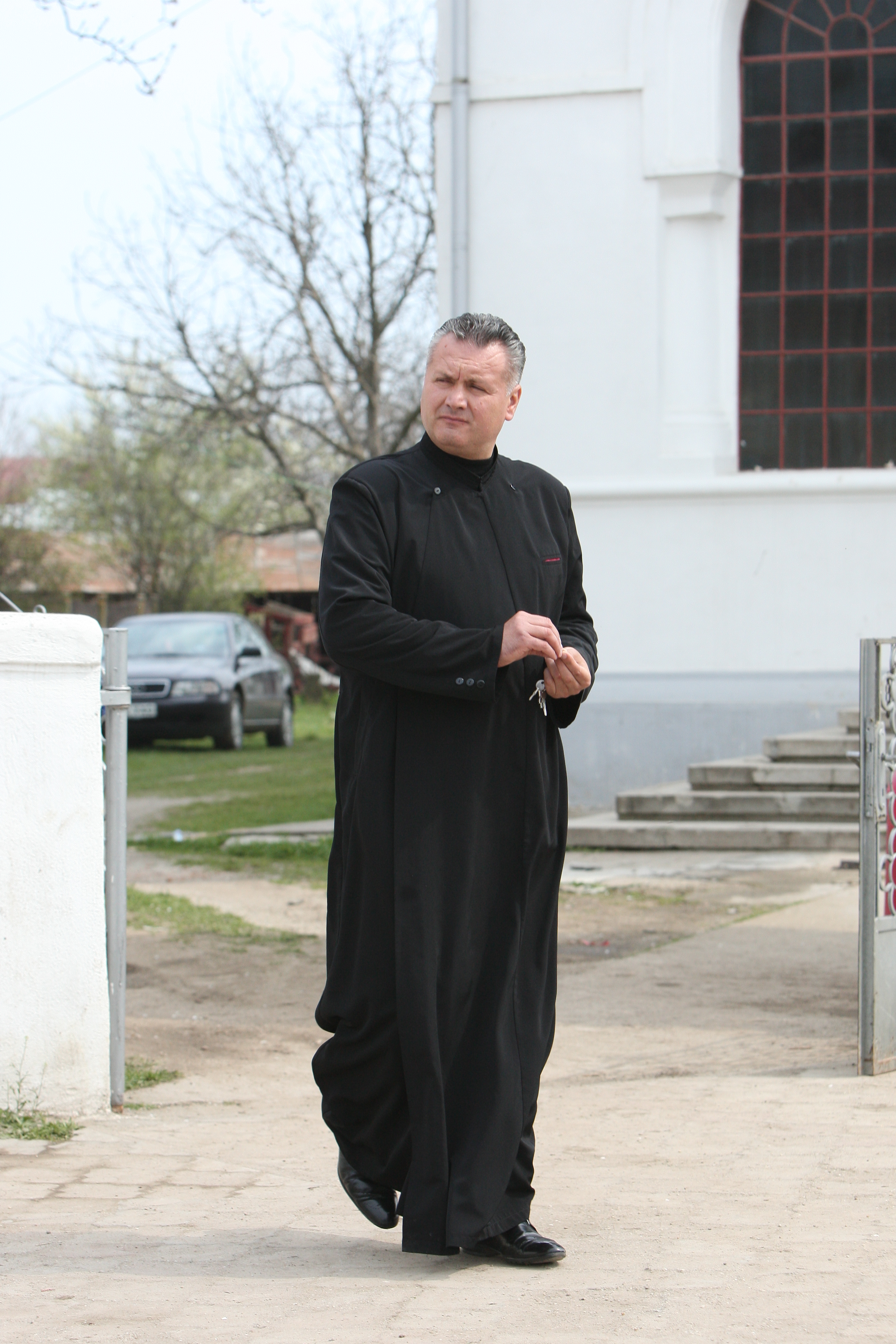 Parintele Robertino Oprea slujeste la biserica Varasti, din Giurgiu