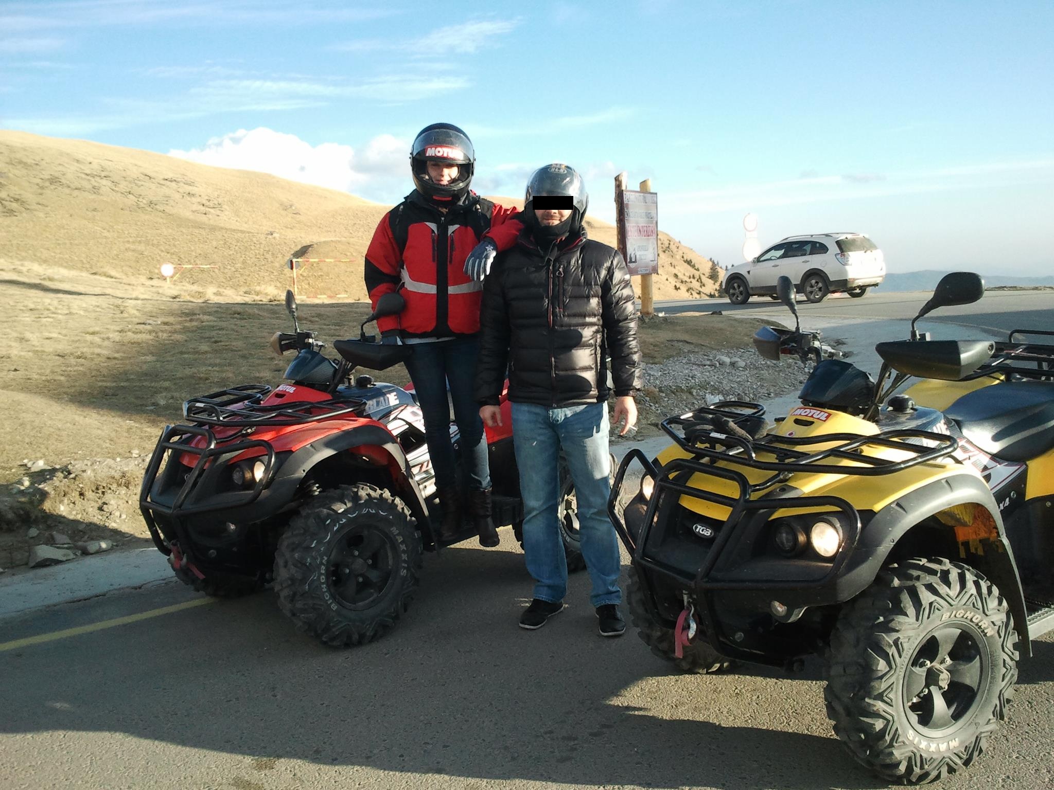 Cu o luna inainte de a se afisa in public cu solistul Cornel Ilie, Eliza s-a distrat cu logodnicul ei