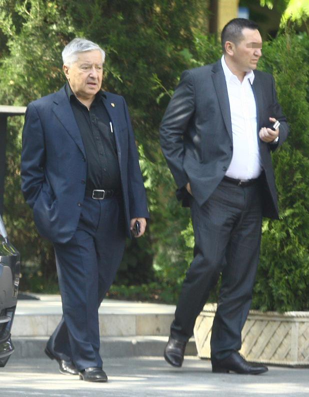 Cum a iesit Miki Spaga din restaurant, bodyguardul s-a pus si el in miscare